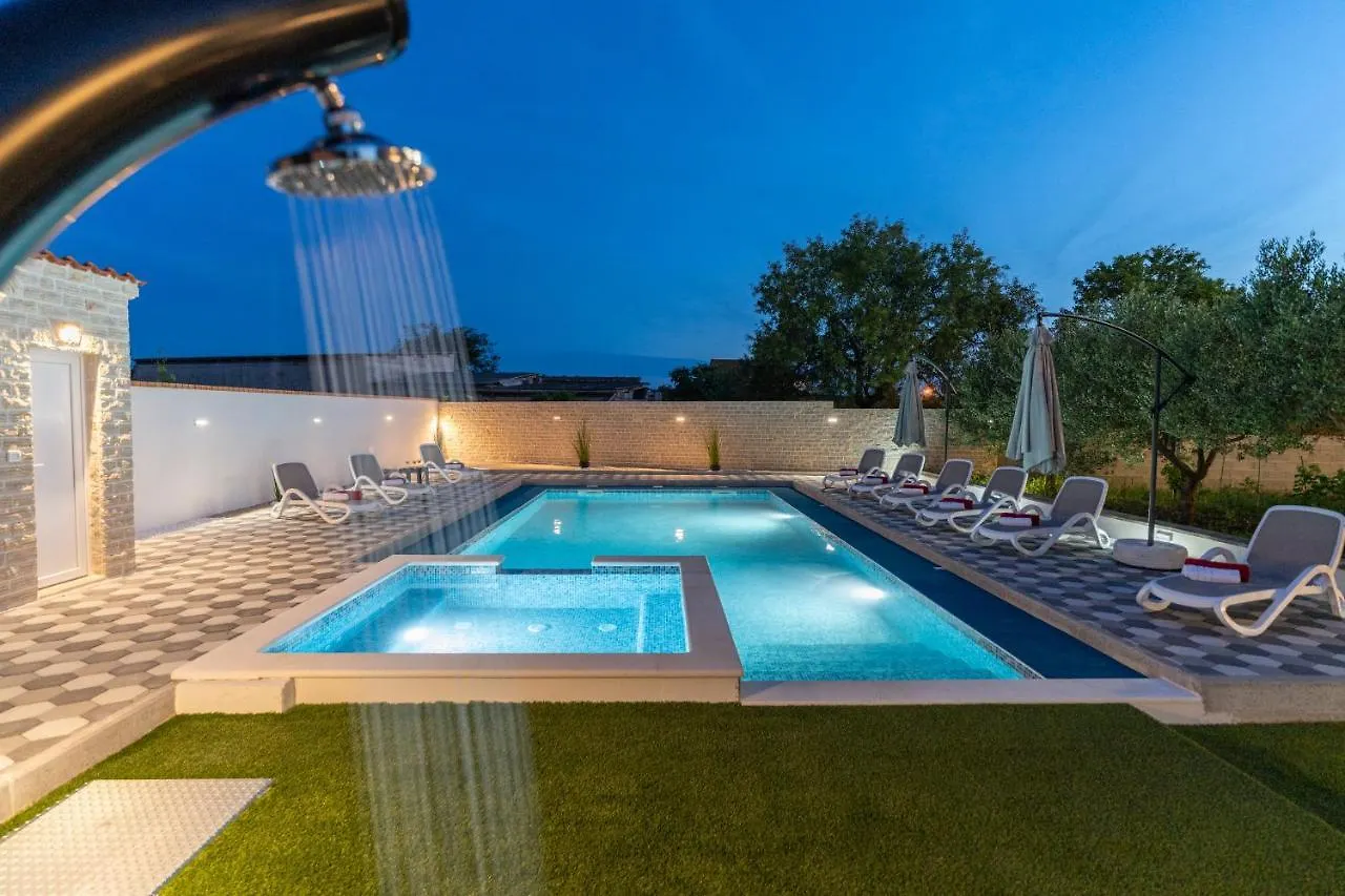 Apartment Miruna S Bazenom Donje Rastane