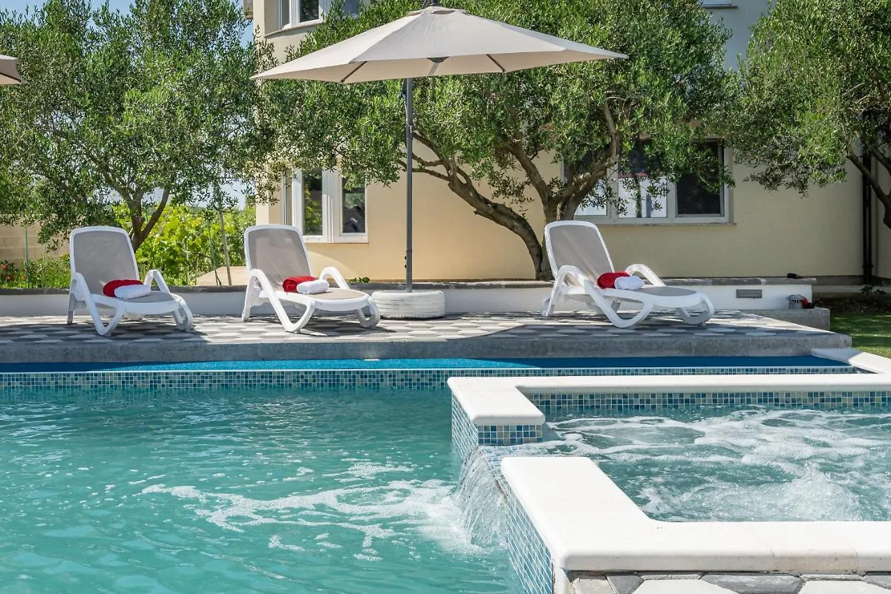 Apartment Miruna S Bazenom Donje Rastane 0*,  Kroatien
